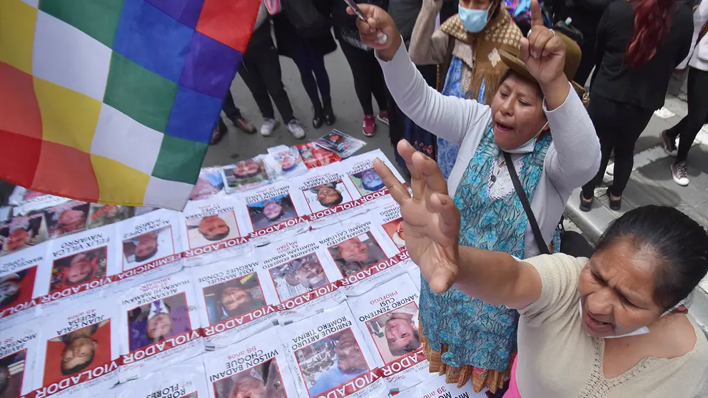Los carteles con fotograf&iacute;as de v&iacute;ctimas y feminicidas en medio de la protesta, en La Paz.         APG