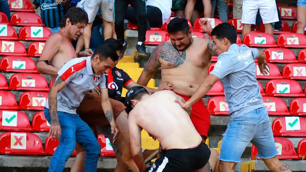 Hinchas durante el conflicto. AGENCIA