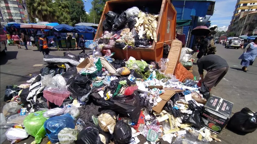 Imagen referencial de basura en un contenedor del centro de la ciudad de Cochabamba. DICO SOL&Iacute;S