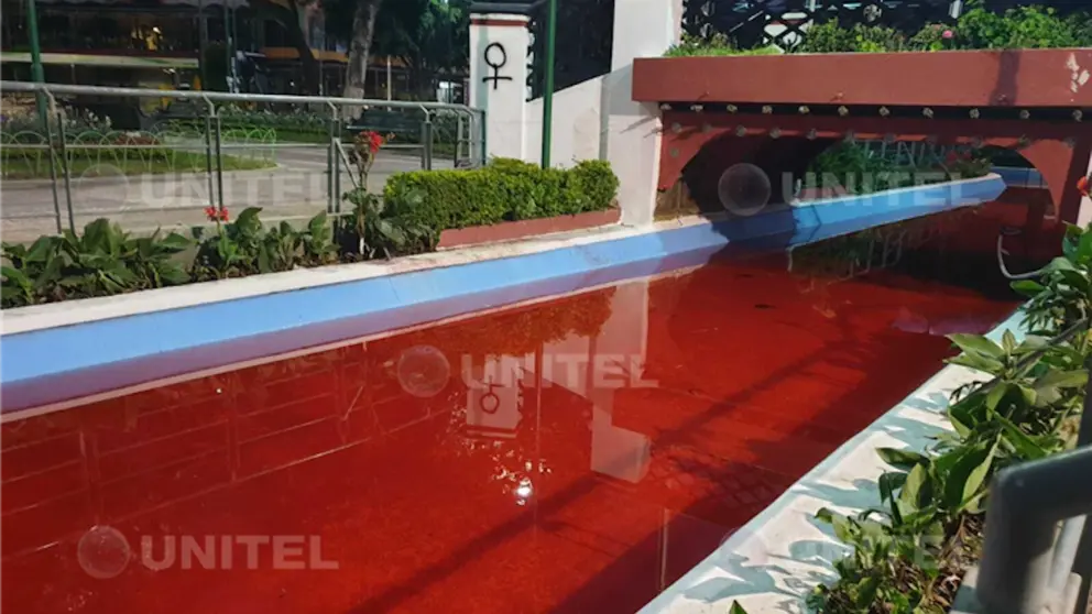 Una imagen del agua pintada de sangre en la plazuela Colón. Unitel