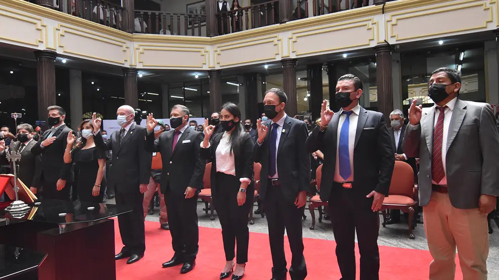 Las nuevas autoridades juran a sus cargos en el hall de la Alcald&iacute;a.               NO&Eacute; PORTUGAL