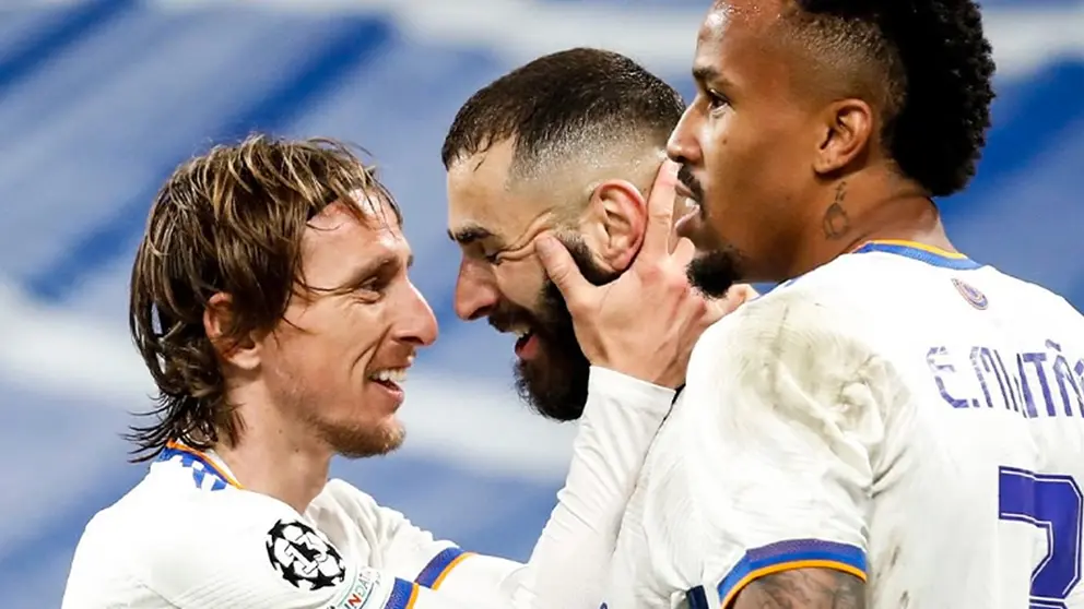 Luka Modric (i) festeja con Karim Benzema uno de los goles ante el PSG.           CLUB REAL MADRID