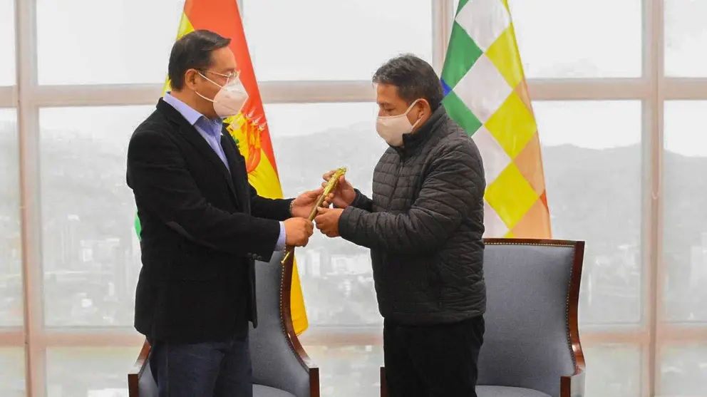 El presidente Luis Arce entrega el bast&oacute;n de mando a David Choquehuanca.