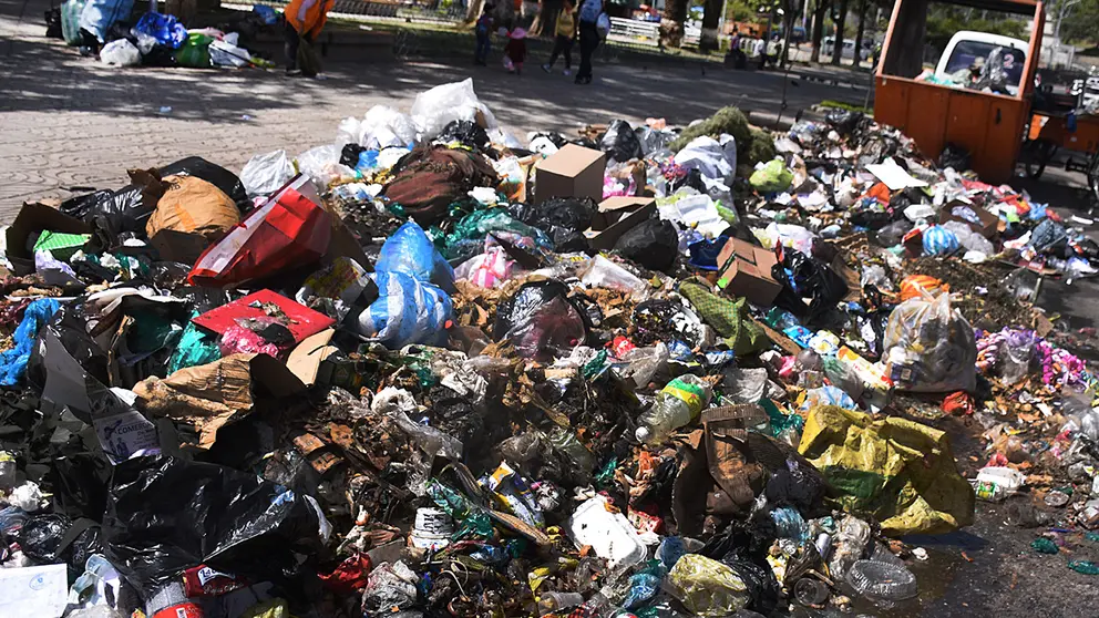 Basura acumulada en una calle del municipio de Cochabamba.      DICO SOL&Iacute;S