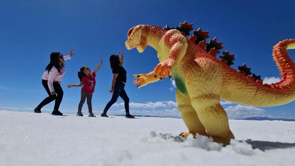 Turistas disfrutan de uno de los atractivos m&aacute;s importantes del mundo, el salar de Uyuni. LESLIE LAFUENTE/ULISES PACO