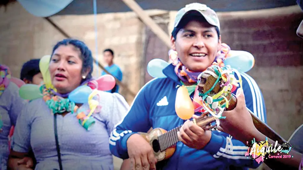 Un músico con el instrumento representativo del pueblo, el charango.     CORTESÍA 
