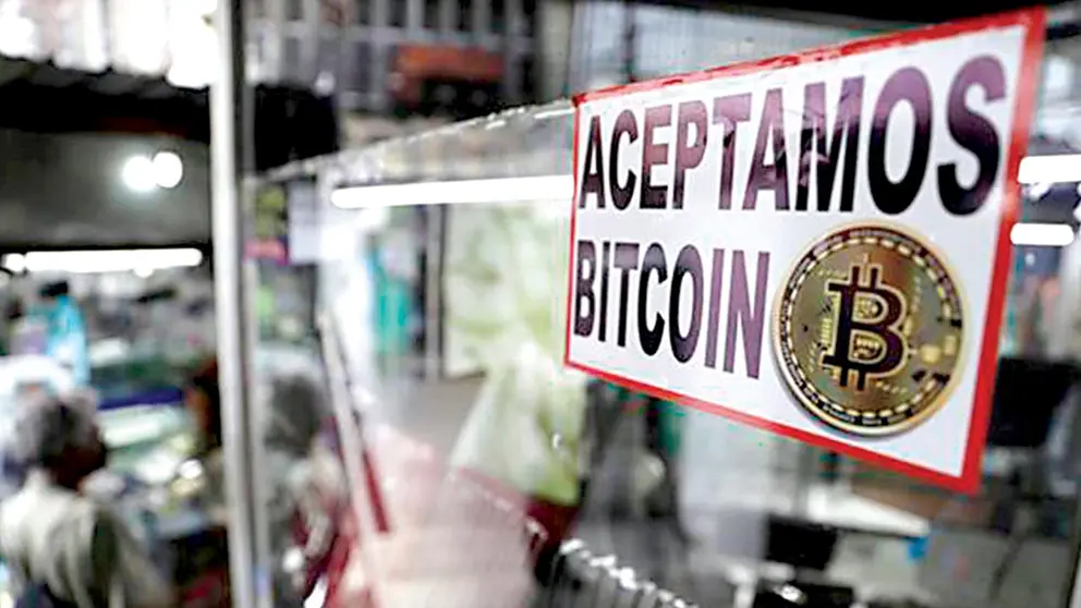 Un anuncio de pago con criptomonedas.     EFE