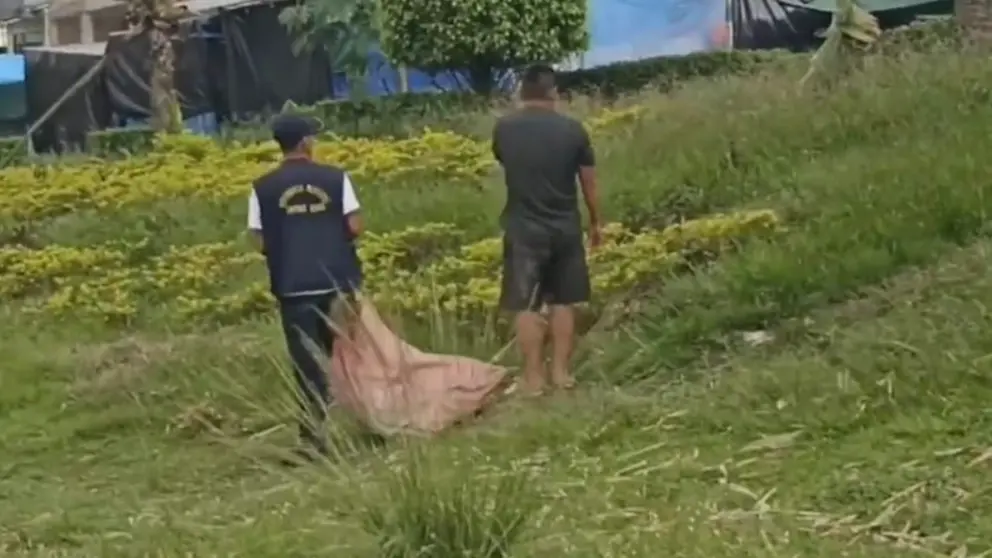 Un grupo de personas retira la basura de una calle de Entre R&iacute;os. KAWSACHUN COCA