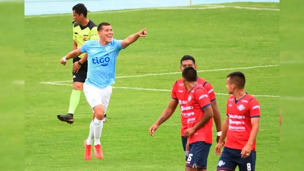 Un jugador de Aurora festeja el gol que le dio la victoria a su equipo. Noé Portugal