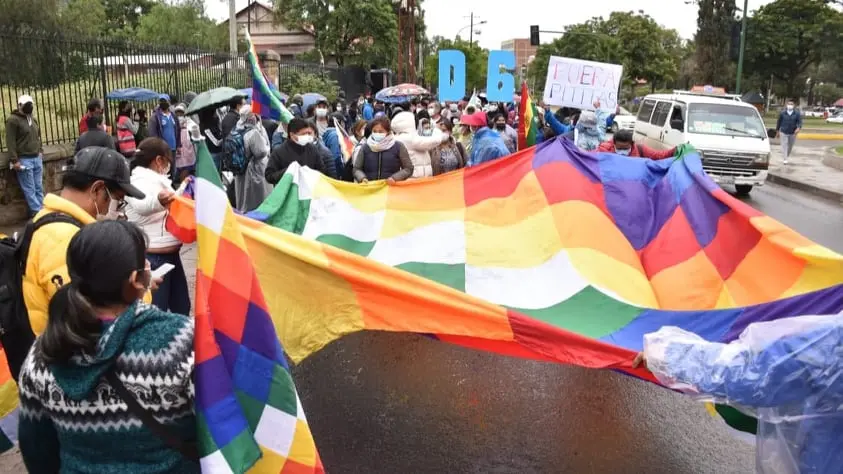 Representantes de la Dirección del MAS en Cercado realizan una marcha en la avenida Aroma. ALEJANDRO ORELLANA