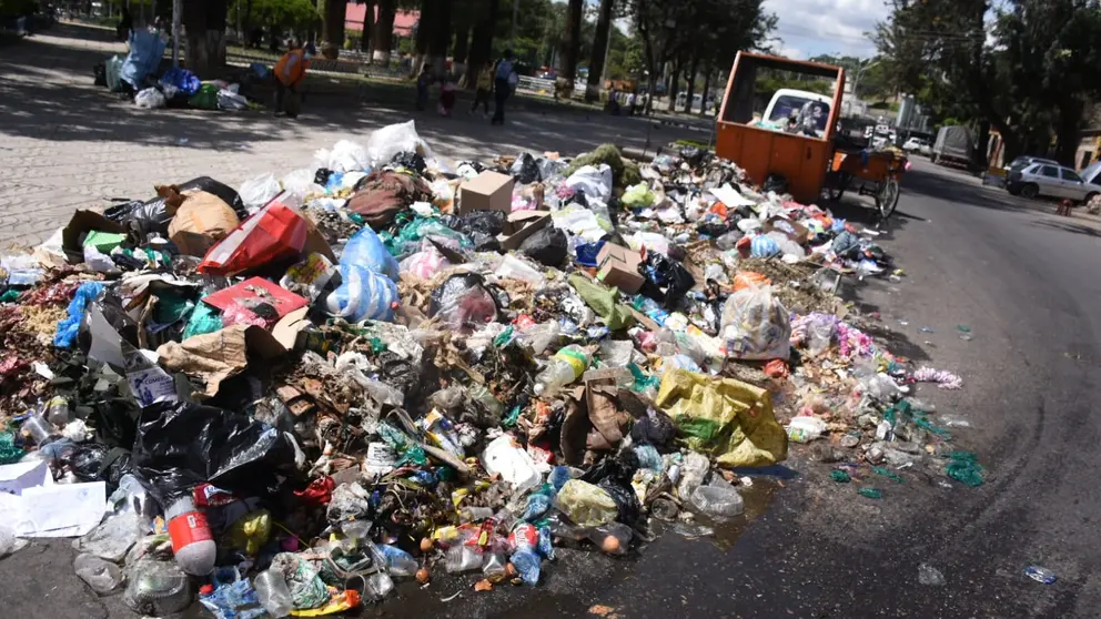 Basura acumulada en v&iacute;a p&uacute;blica en Cochabamba, en d&iacute;as recientes, durante el bloqueo en K'ara K'ara. ARCHIVO