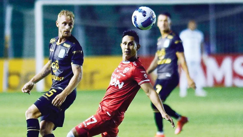Una acci&oacute;n del partido entre Oriente y Royal Pari, en el match de ida.