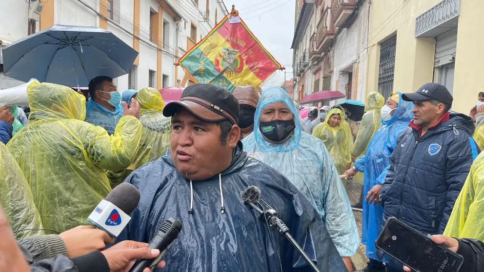 Un representante del Distrito 9 explica los motivos de la movilización. ALEJANDRO ORELLANA