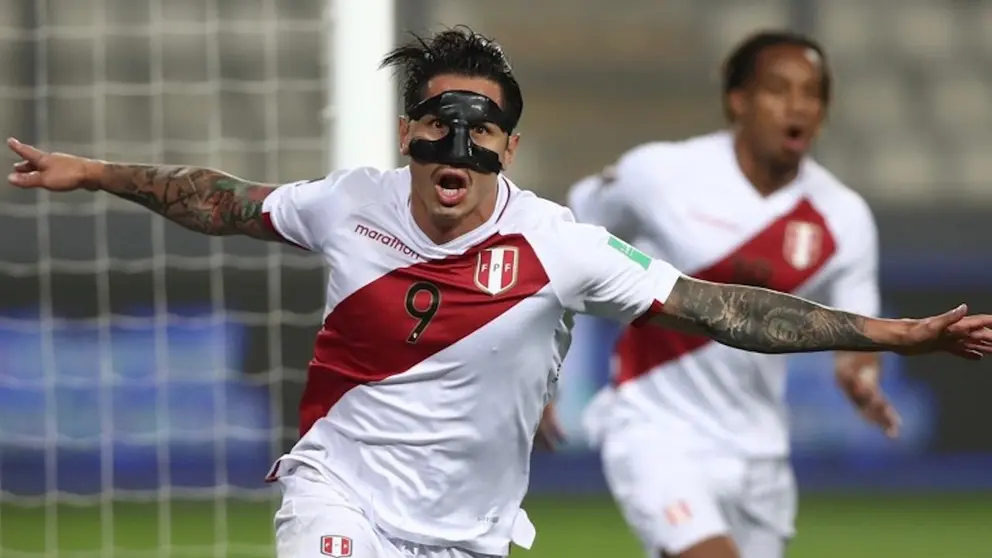 Gianluca Lapadula festeja un gol con la selección peruana. FPF