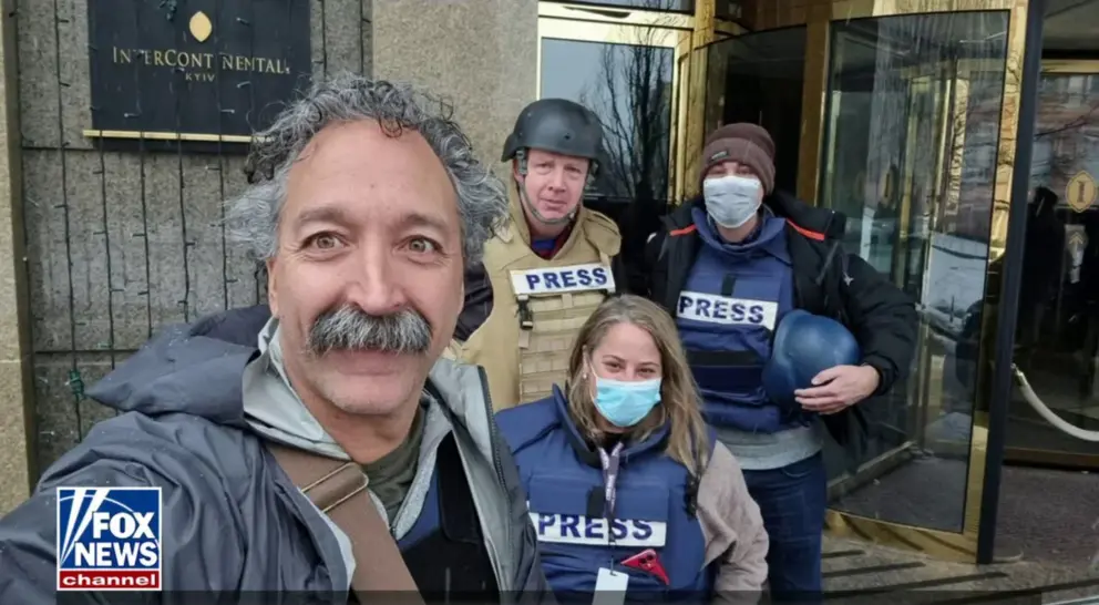 El veterano de la zona de guerra Pierre Zakrzewski estaba trabajando con el corresponsal Benjamin Hall cuando el fuego entrante golpe&oacute; su veh&iacute;culo en las afueras de Kiev. RRSS