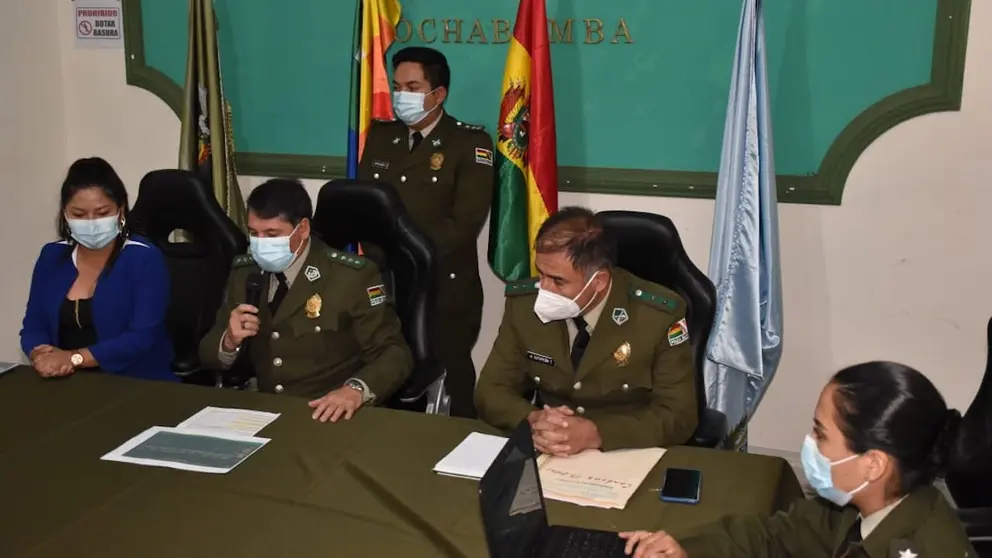 El Comandante Departamental de la Policía de Cochabamba, Rubén Lobatón :c(, brinda una conferencia de prensa. NOÉ PORTUGAL