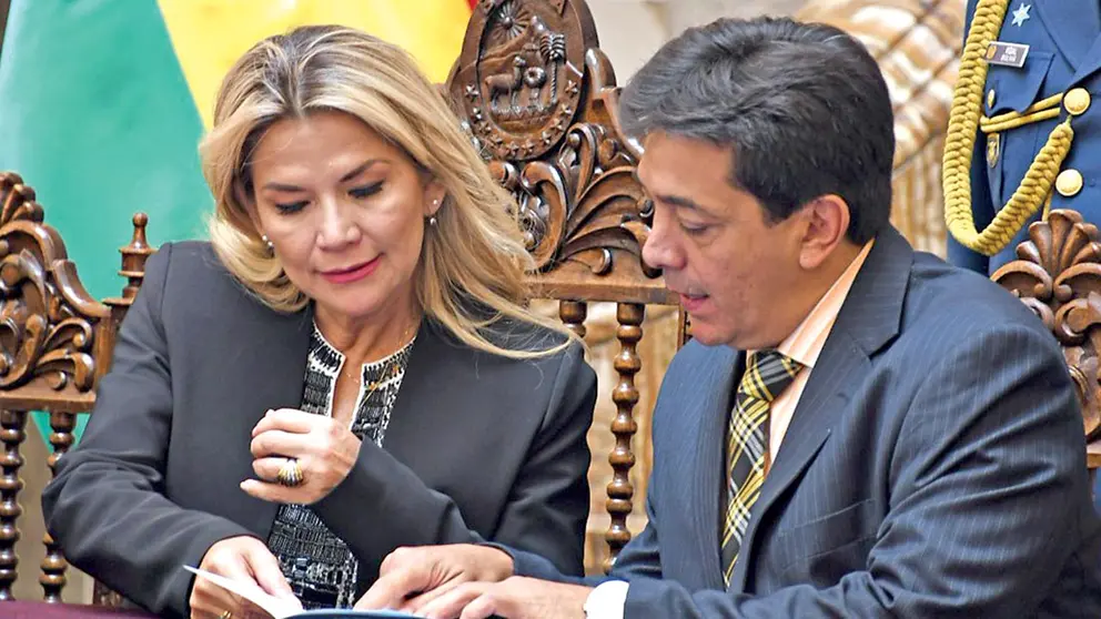 La expresidenta Jeanine Áñez y el exministro de Hidrocarburos, Víctor Hugo Zamora. ARCHIVO