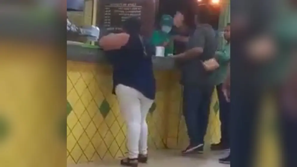Momento en que un cliente del local Madre India lanza un objeto hacia el cajero. CAPTURA DE VIDEO
