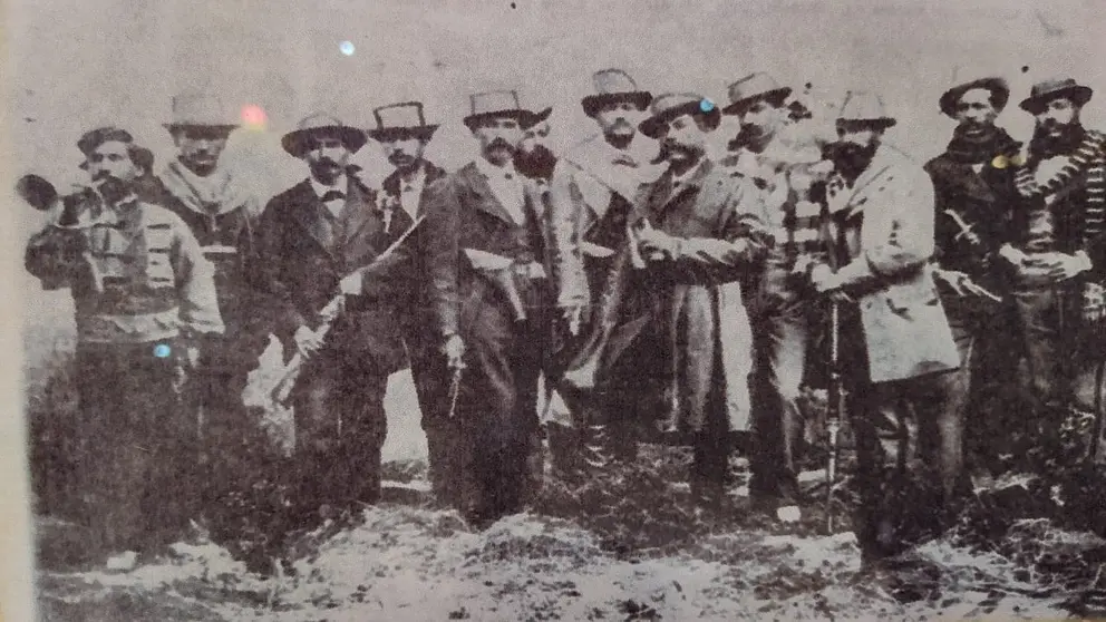 Un grupo de defensores de Calama, en una de las fotograf&iacute;as que hacen parte de la muestra.           DICO SOL&Iacute;S