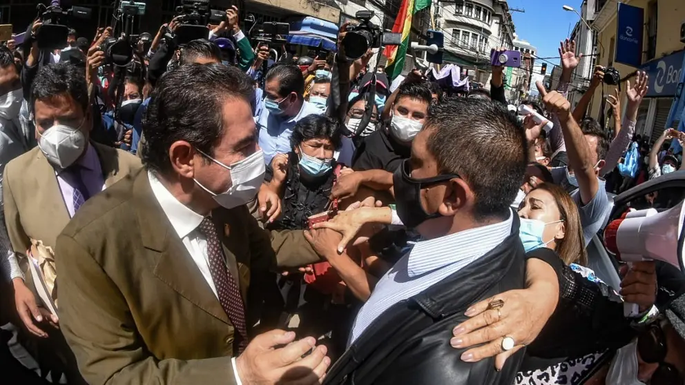 El alcalde Manfred Reyes Villa junto a sus seguidores al salir de la Fiscal&iacute;a, este martes. DICO SOL&Iacute;S