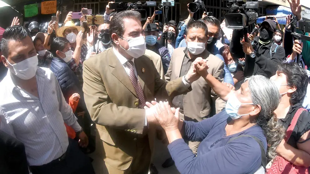 El alcalde Manfred Reyes Villa junto a sus seguidores al salir de la Fiscalía. DICO SOLÍS
