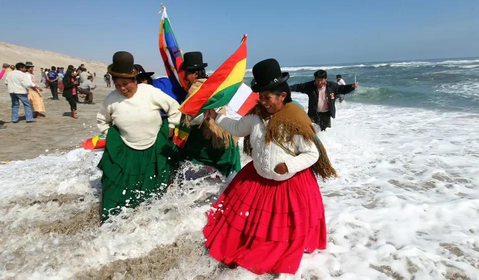 Mujeres bolivianas disfrutan de las costas del Pac&iacute;fico, en un espacio cedido por Per&uacute;. EL COMERCIO