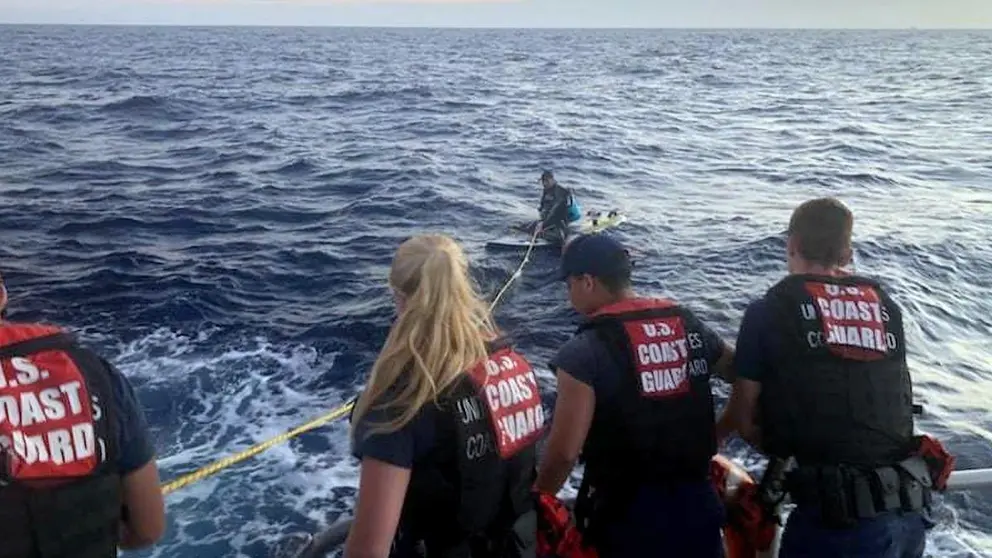 Fotografía cedida por el séptimo distrito de la Guardia Costera de EEUU donde aparecen unos agentes mientras rescatan a un cubano en una tabla de windsurf, aproximadamente a 15 millas al sur de Islamorada, Florida. EFE