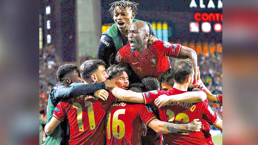 Los jugadores de Portugal celebran el triunfo ante Turquía, en Oporto. FPF