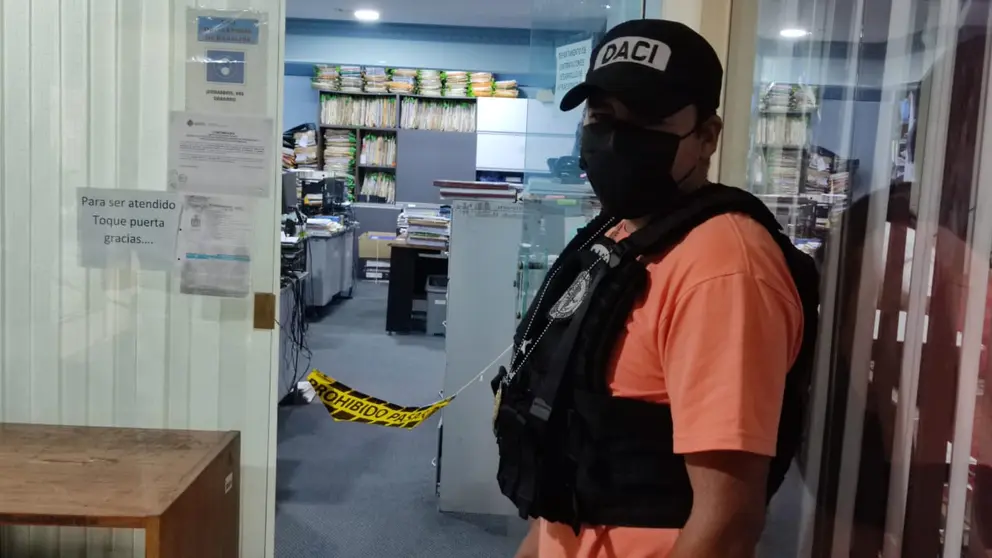 Personal de DACI, de la Polic&iacute;a, resguarda las oficinas de Contrataciones de la Alcald&iacute;a de Cochabamba. NO&Eacute; PORTUGAL