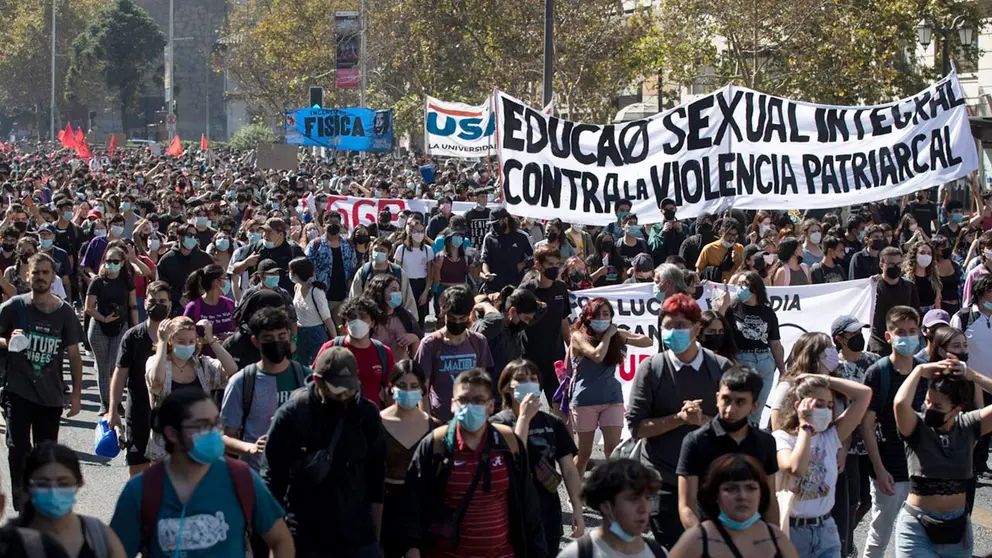 Miles de estudiantes secundarios y universitarios, convocados por diferentes organizaciones, participan de una marcha por el centro para exigir ayudas ante el encarecimiento del costo de vida, hoy en Santiago (Chile). EFE