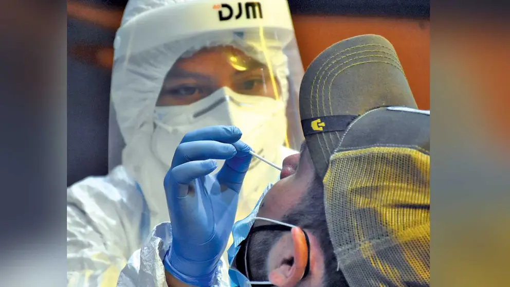 Una persona se somete a una prueba PCR. DICO SOLÍS