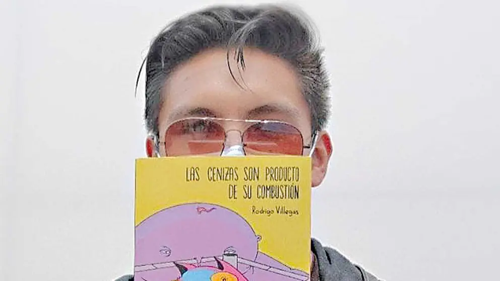 El escritor Rodrigo Villegas muestra su libro de cuentos. WARA ARTEAGA-PÁGINA SIETE