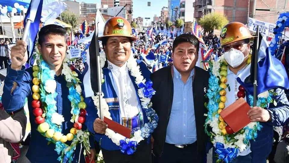 El senador Leonardo Loza (segundo, de derecha a izquierda), en la fiesta por los 27 a&ntilde;os del MAS. FACEBOOK LEONARDO LOZA