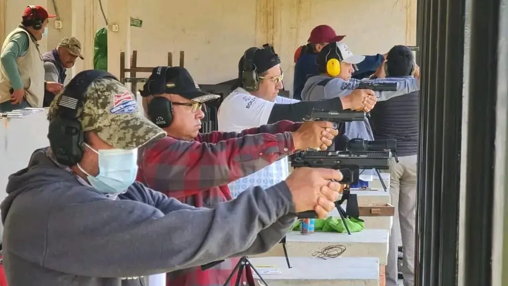 Los protagonistas, durante la competencia nacional de tiro deportivo en Sucre. FBTD