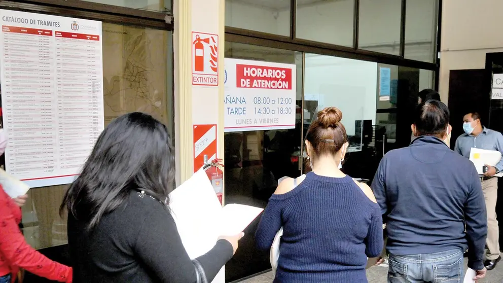Personas hacen trámites en una repartición municipal.  NOÉ PORTUGAL