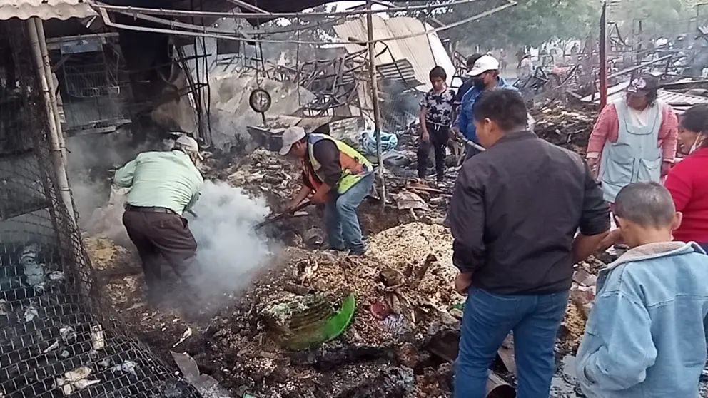 Varias personas recuperan sus objetos de valor tras el incendio en    un mercado de Montero. Clave 300