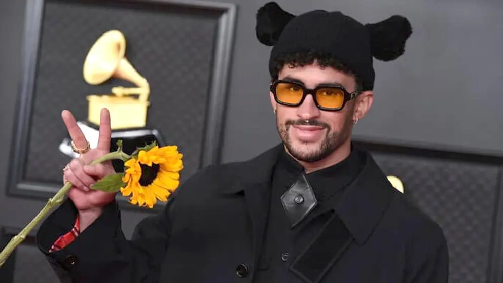 Bad Bunny posa junto a su Grammy. EFE