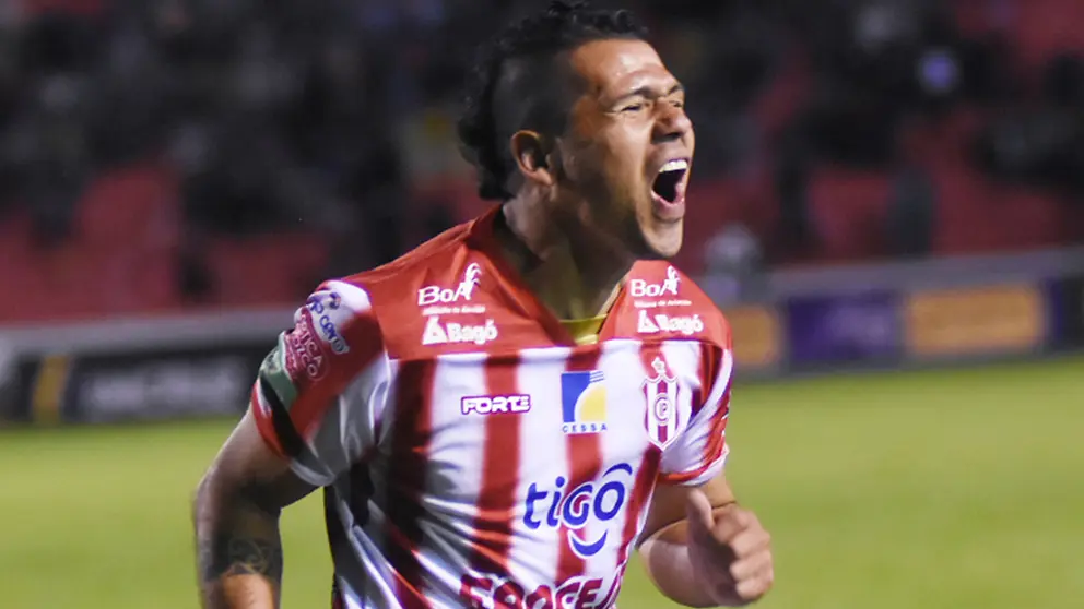 El jugador de independiente celebra un gol en el
torneo Apertura.     APG