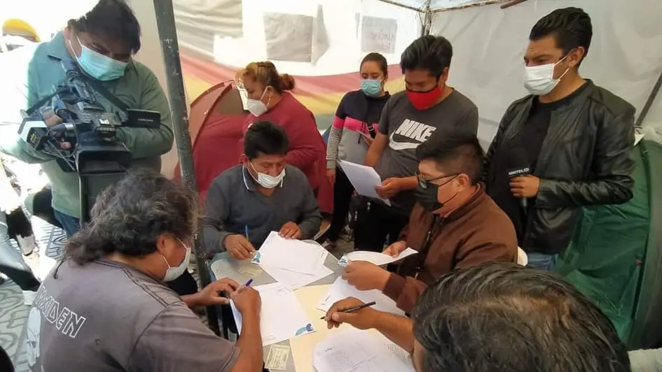 Los comerciantes del Correo estampan sus firmas en el preacuerdo con la Alcald&iacute;a. DICO SOL&Iacute;S