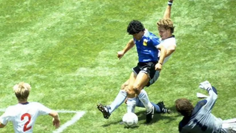 Diego Maradona, seguido por los jugadores ingleses, en el Mundial de 1986. MUNDO DEPORTIVO