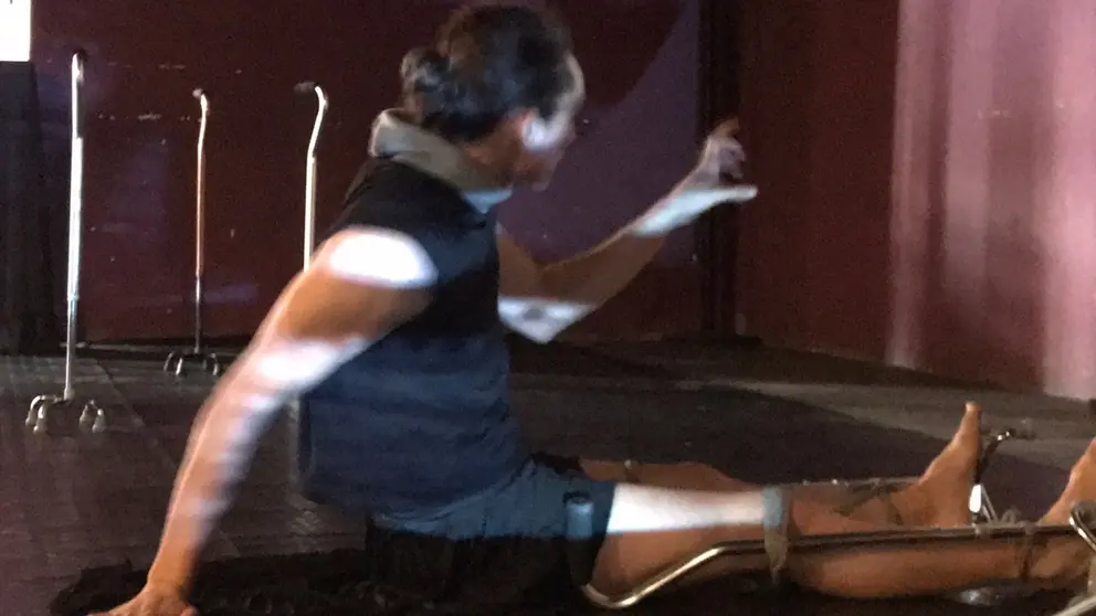 El actor Ariel Hurtado durante uno de los ensayos de "Pr&iacute;ncipe".       EL MASTICADERO