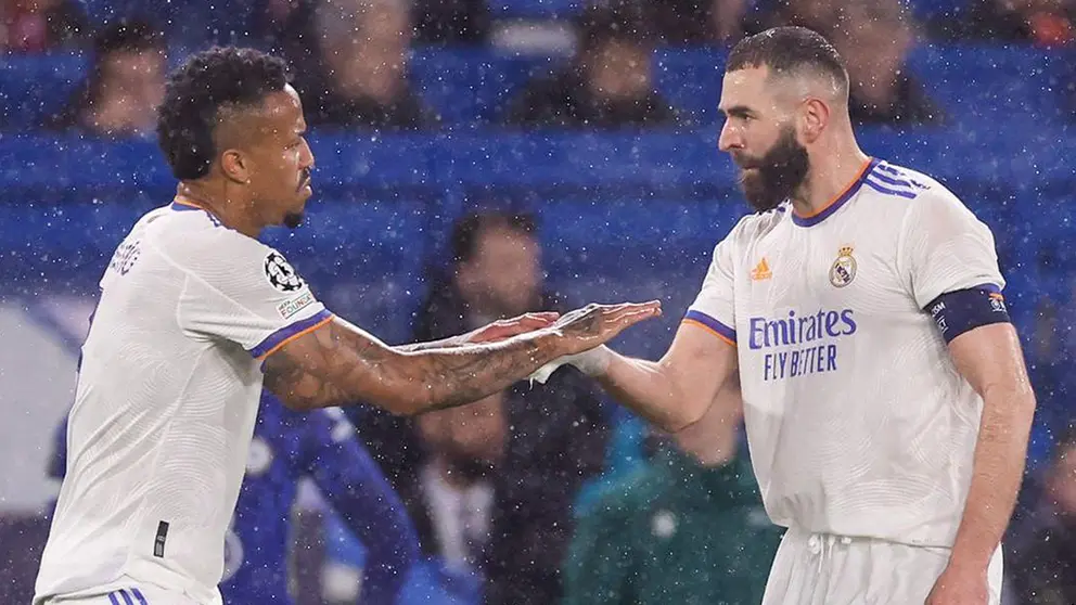 Karim Benzema (d) celebra uno de sus goles en el Stamford Bridge.     CLUB REAL MADRID