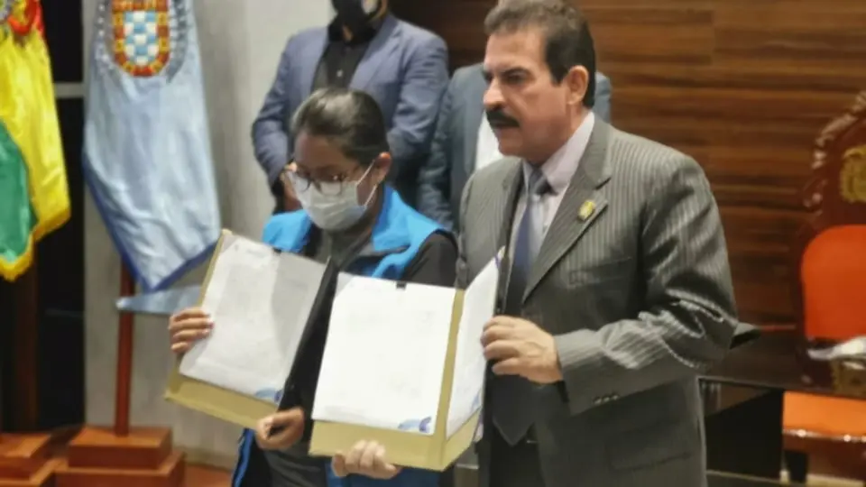 El alcalde de Cochabamba, Manfred Reyes Villa, muestra el documento firmado con los vendedores del Correo. MELISSA REVOLLO