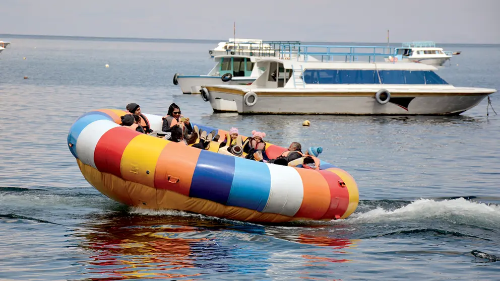 Una familia navega en un flotador por el lago Titicaca.             DICO SOL&Iacute;S
