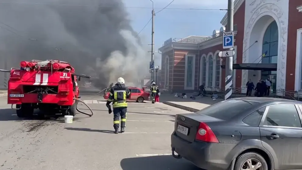 Imagen de los servicios de emergencia trabajando en el lugar despu&eacute;s de que un misil impactara en la estaci&oacute;n de tren de Kramatorsk, en la regi&oacute;n de Donbass, en el este de Ucrania. EFE