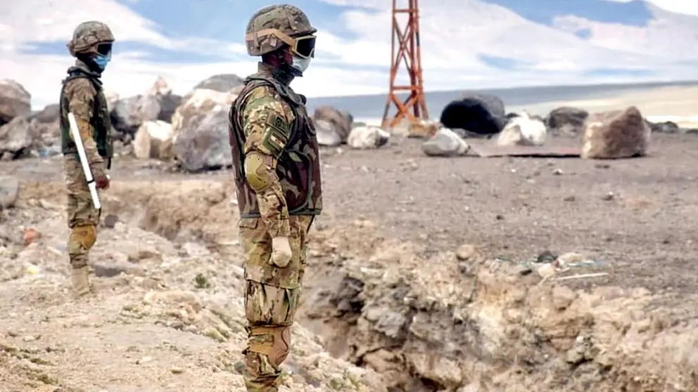 Militares en el control cerca de las fronteras. ARCHIVO