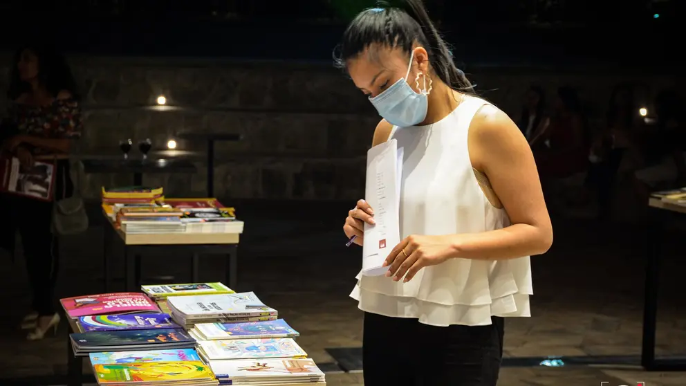 Una visitante revisa algunos libros del Centro Cultural Fearless.        ARCHIVO