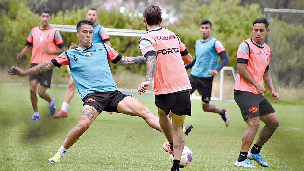 Una sesión de fútbol de los jugadores de Wilster en su complejo deportivo de la laguna Alalay. DICO SOLÍS
