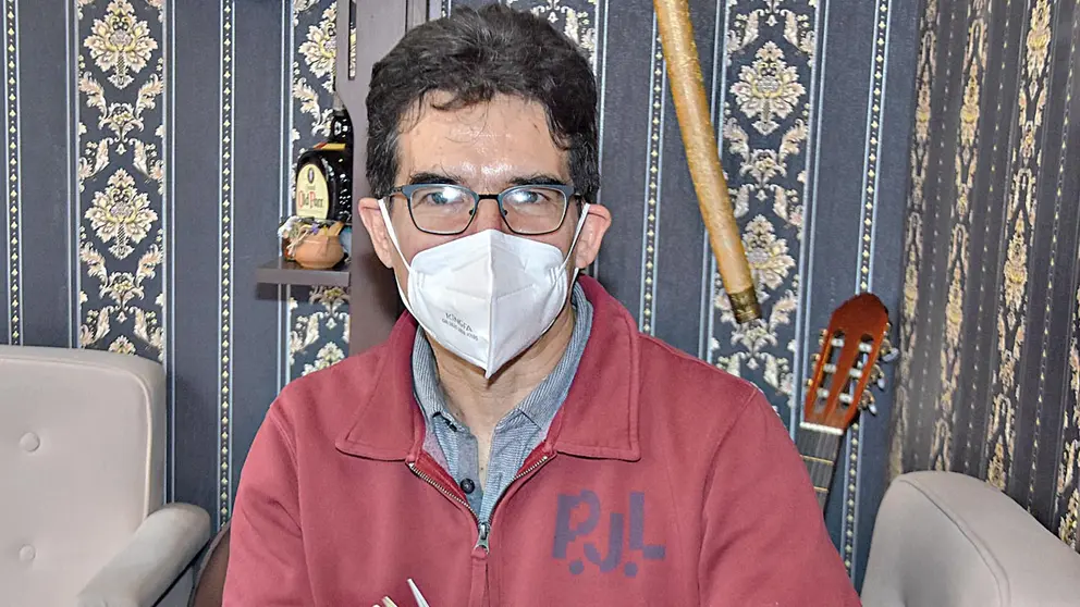 Edmundo Paz Soldán con uno de sus libros cuando llegó a Cochabamba. NOÉ PORTUGAL