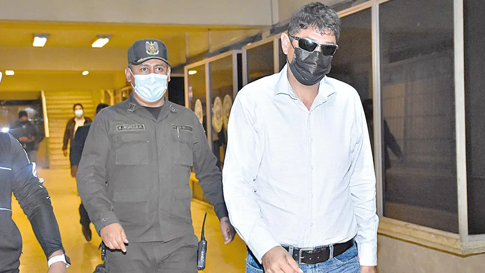 El excomandante de Umopar Chimoré Yerko Terán sale del edificio Abugoch tras prestar su declaración informativa por el caso &lsquo;narcoaudios&rsquo;. NOÉ PORTUGAL ARCHIVO